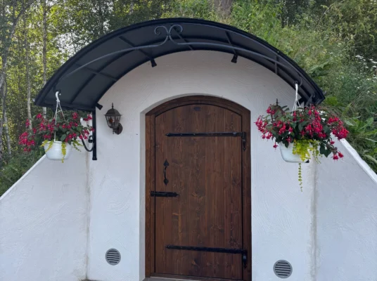 Lihula Erdkeller – zeitloses Design am Hang